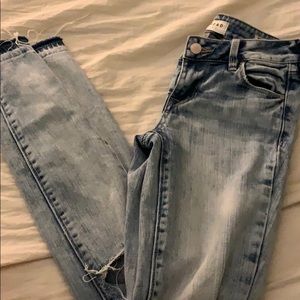 BullHead women’s knee ripped jeans